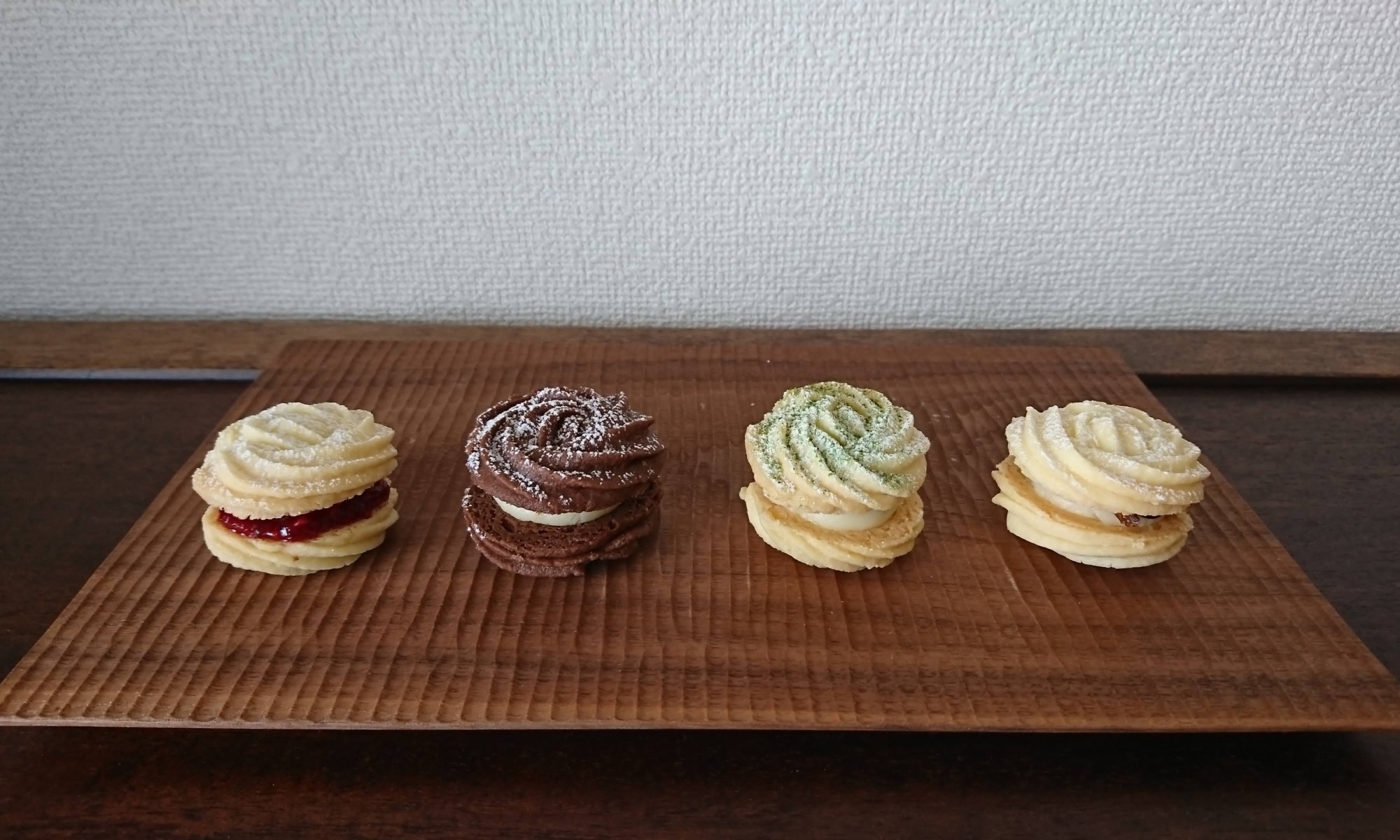 木のトレイに4種のクッキーサンドが並んでいます