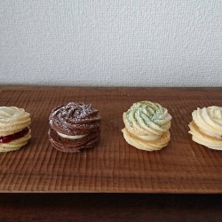 木のトレイに4種のクッキーサンドが並んでいます