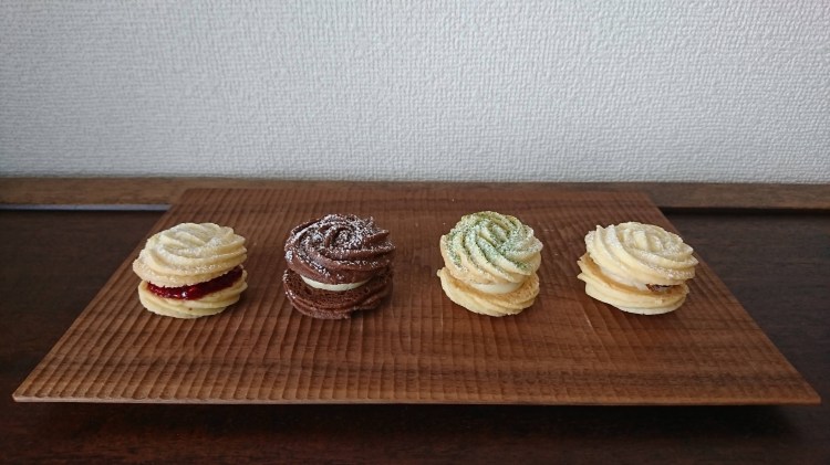 木のトレイに4種のクッキーサンドが並んでいます