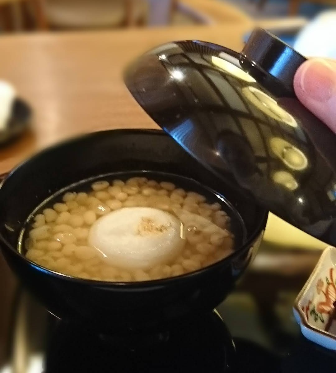 黒漆器のお椀に白小豆ぜんざいが丸餅と一緒に盛られています