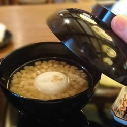 黒漆器のお椀に白小豆ぜんざいが丸餅と一緒に盛られています