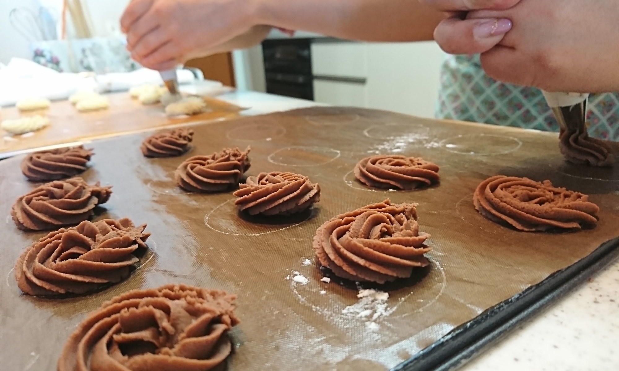 クッキー生地を絞っている作業風景