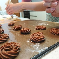 クッキー生地を絞っている作業風景