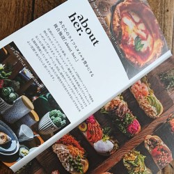 ピンチョスなとが並んでいる写真が入ったショップのリーフレット