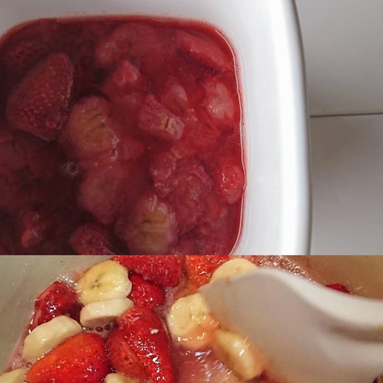 鍋で煮ている苺とバナナとレモン。出来上がったジャム。