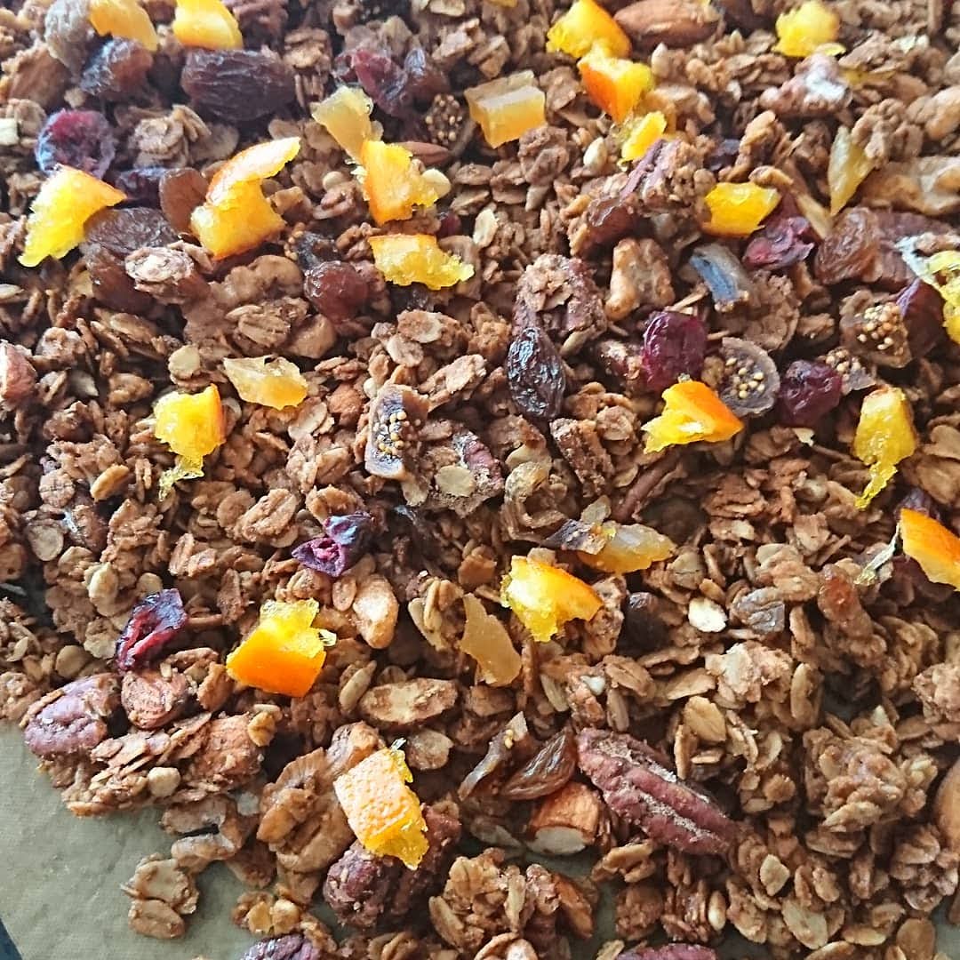 天板の上に出来上がった沢山のグラノーラ