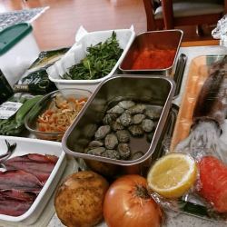 カウンターに魚や野菜、調味料などの食材が沢山並んでいます。