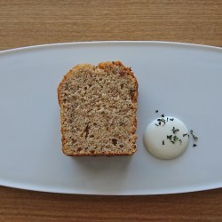 白いお皿にカットしたパウンドケーキとクリームが盛り付けられています