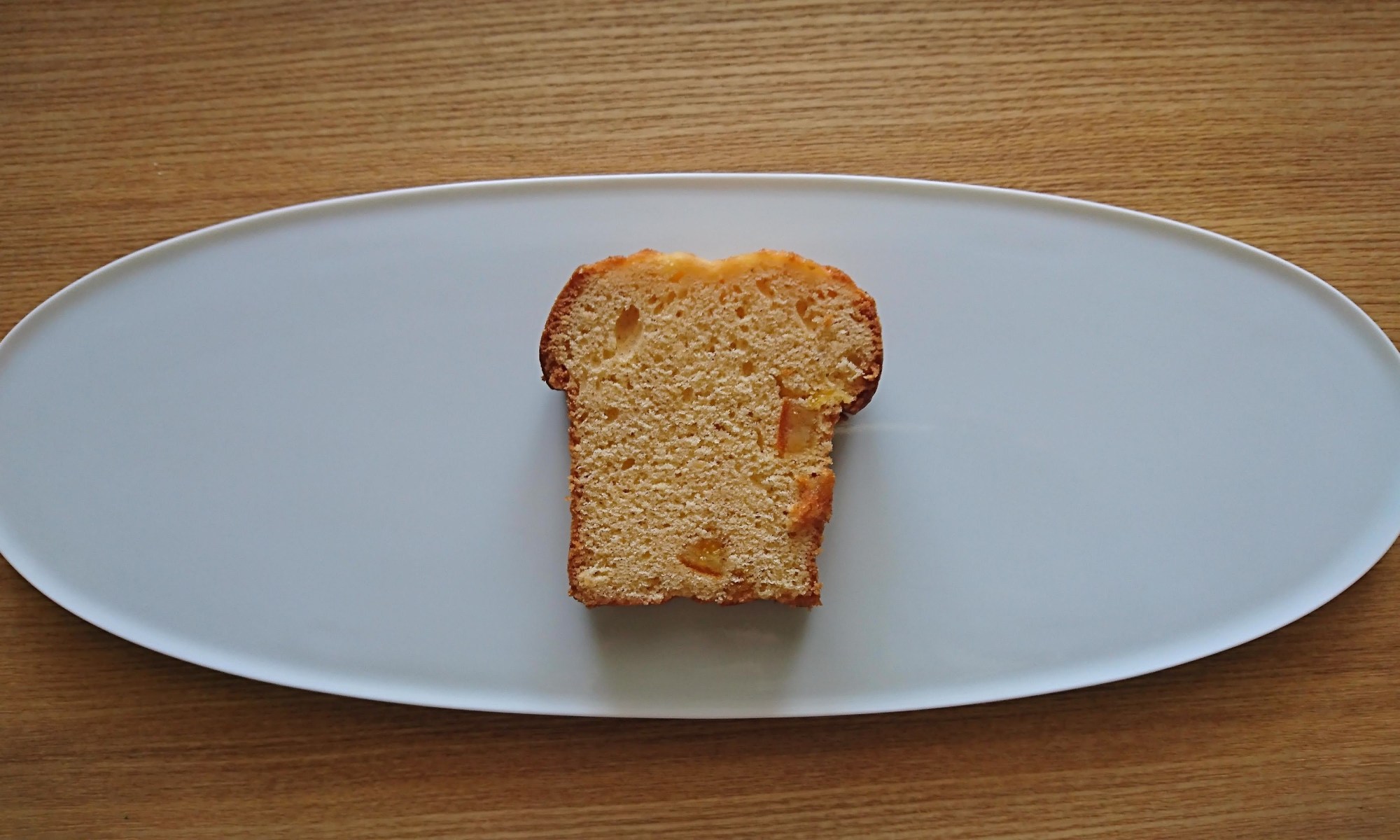 白いお皿にカットしたパウンドケーキが盛り付けられています