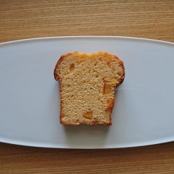 白いお皿にカットしたパウンドケーキが盛り付けられています