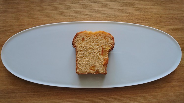 白いお皿にカットしたパウンドケーキが盛り付けられています