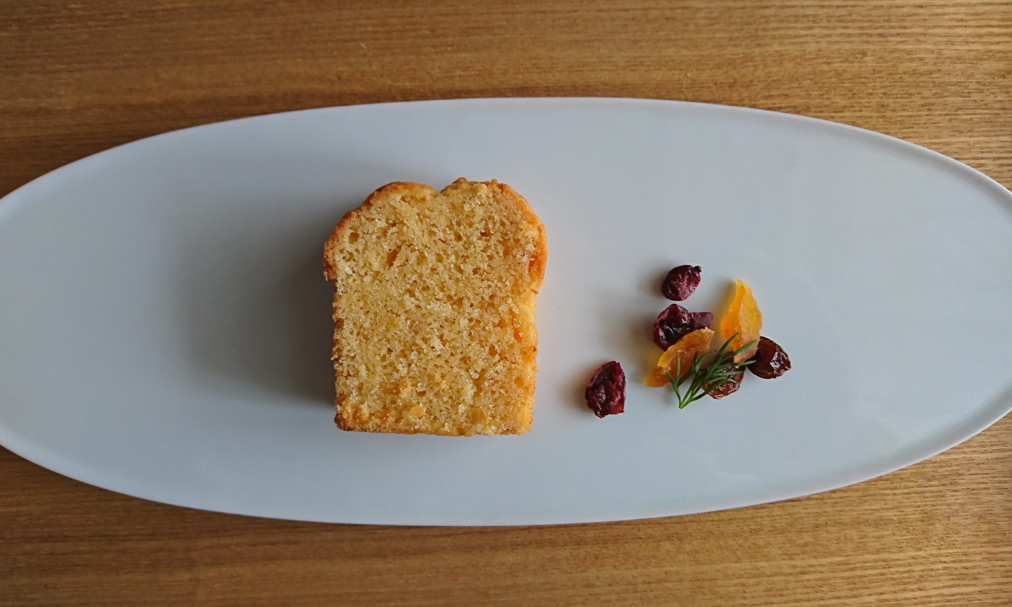 白皿の上にカットしたパウンドケーキとドライフルーツが盛り付けられています。