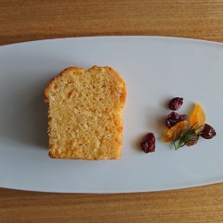 白皿の上にカットしたパウンドケーキとドライフルーツが盛り付けられています。
