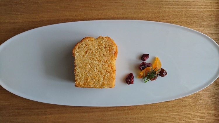 白皿の上にカットしたパウンドケーキとドライフルーツが盛り付けられています。