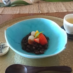 水色の陶器に苺やオレンジ、お団子がのったぜんざいが盛り付けられています