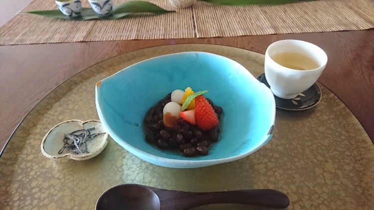 水色の陶器に苺やオレンジ、お団子がのったぜんざいが盛り付けられています