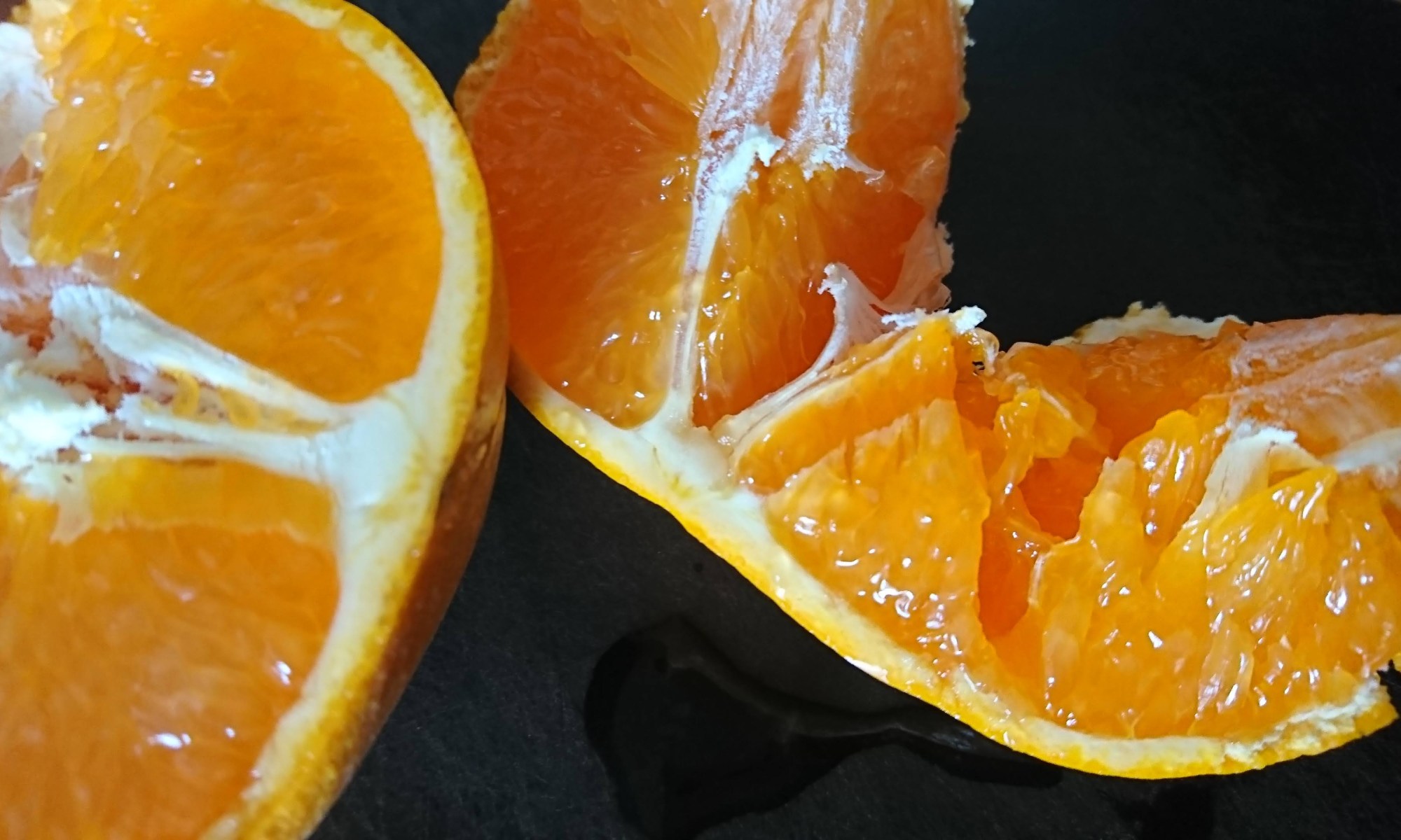 果汁が滴る半分に割った清見オレンジ