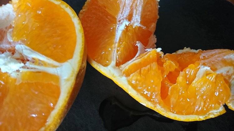 果汁が滴る半分に割った清見オレンジ