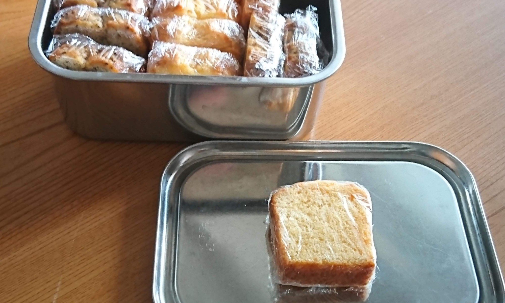 ステンレス容器にスライスしたパウンドケーキがラップに包まれ収まっています。