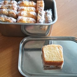 ステンレス容器にスライスしたパウンドケーキがラップに包まれ収まっています。