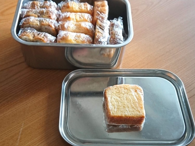ステンレス容器にスライスしたパウンドケーキがラップに包まれ収まっています。