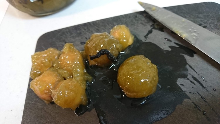 まな板の上に茶梅が並んでいます。