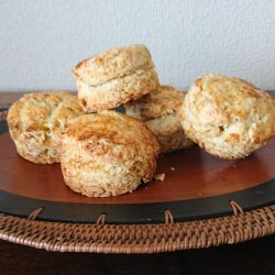 木皿の上に焼き上がったスコーンが積み上がっています