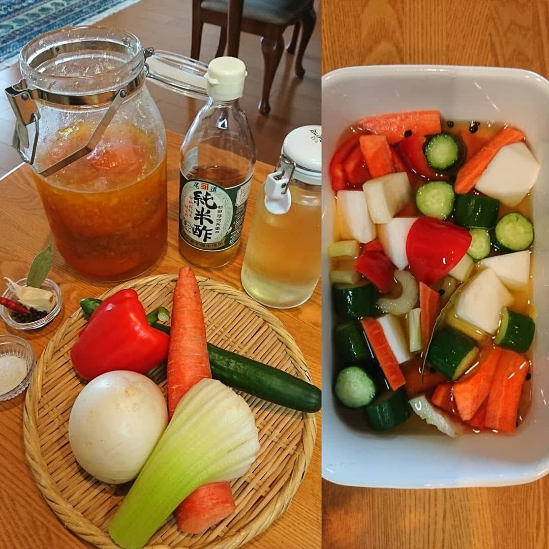 ピクルスの材料が並んでいる。カットした野菜がピクルス液に漬け込まれている。