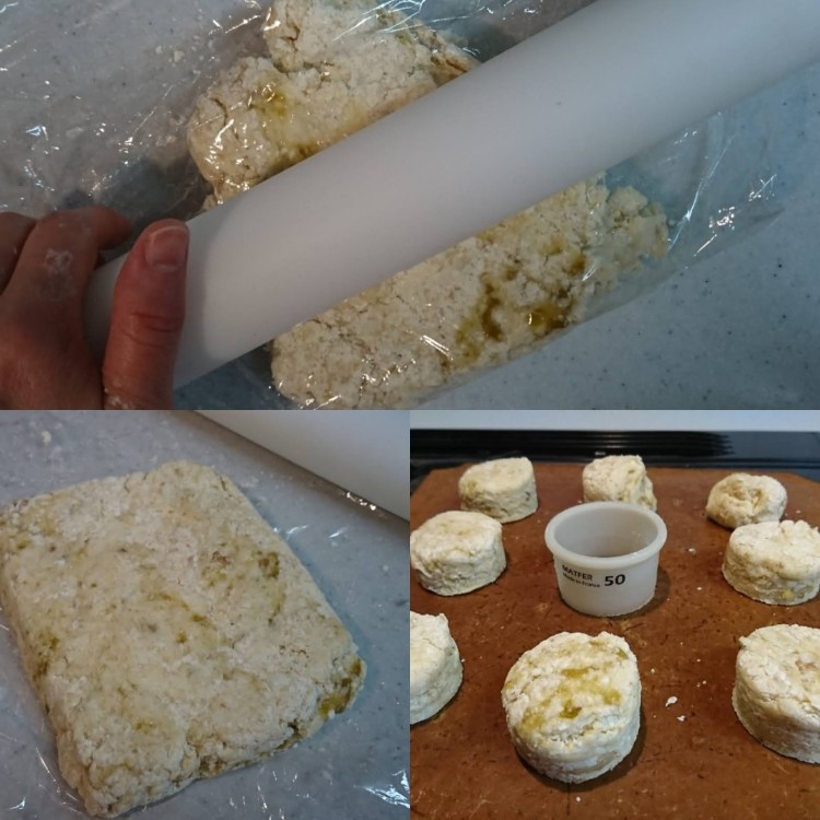 スコーン生地をのし、型抜きで抜いた生地を天板に並べている。