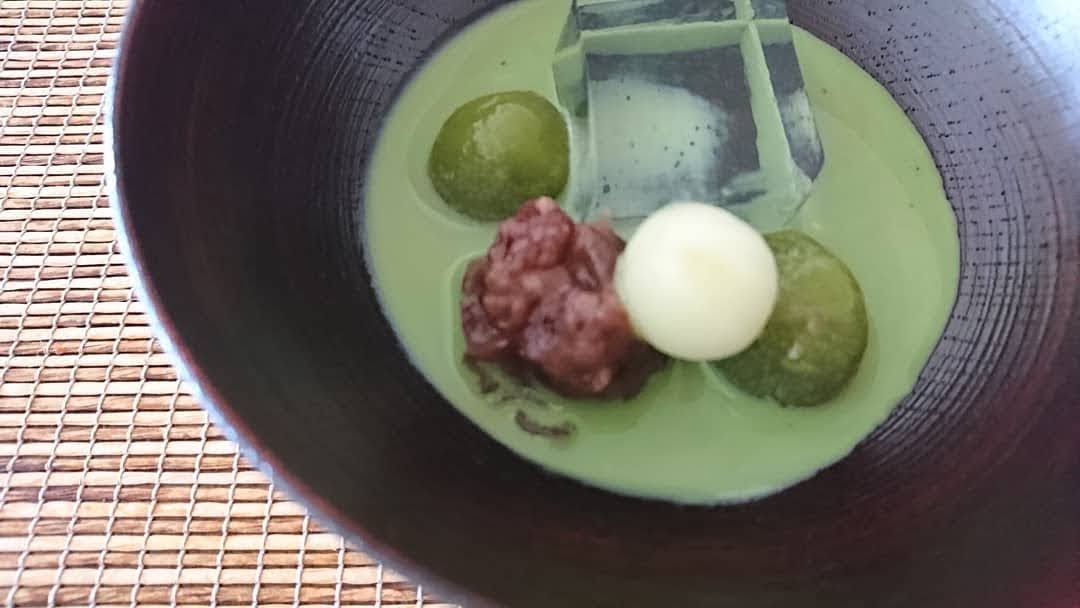 漆の器に抹茶ココのスープと白玉団子と餡子とゼリーが盛り付けられています。