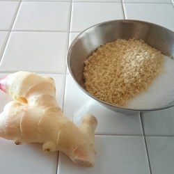 白タイルカウンターの上に新生姜と砂糖が並んでいます。