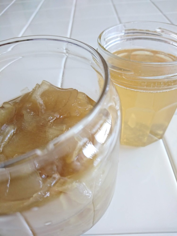 瓶詰めされた新生姜のシロップ煮とシロップが並んでいます。