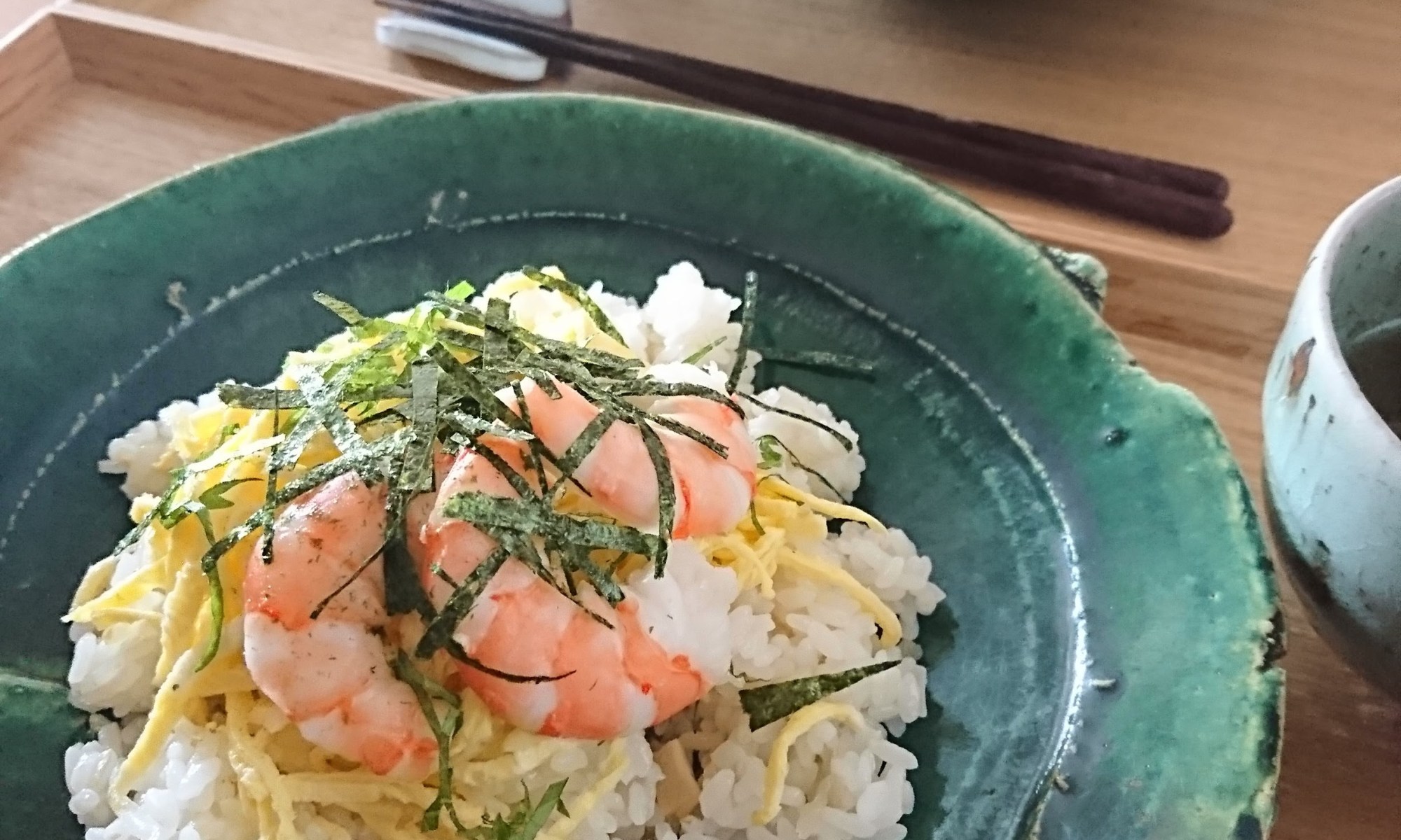 お皿の上に盛り付けられたちらし寿司風