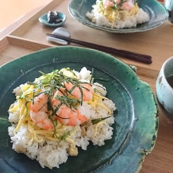 お皿の上に盛り付けられたちらし寿司風