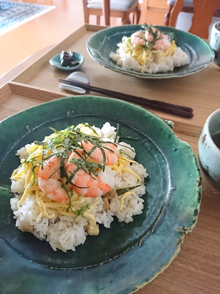 海老や錦糸卵、海苔、紫蘇がのったバラ寿司が器に盛り付けられています。