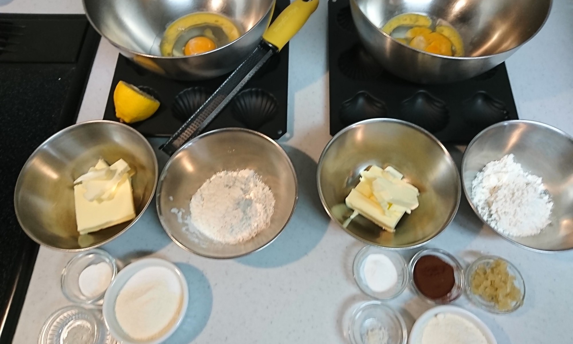 計量されたマドレーヌの材料がカウンターに並んでいます。