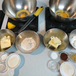 計量されたマドレーヌの材料がカウンターに並んでいます。