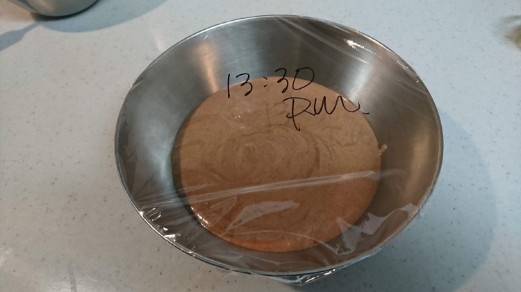 ボウルに入った完成生地にラップをしています。