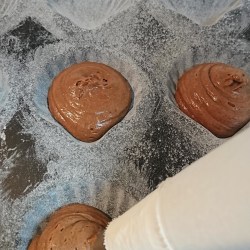 焼き型に生地を絞り出しています。