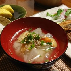 お椀に具沢山のみそ汁・ご飯・アジフライが並んでいます。