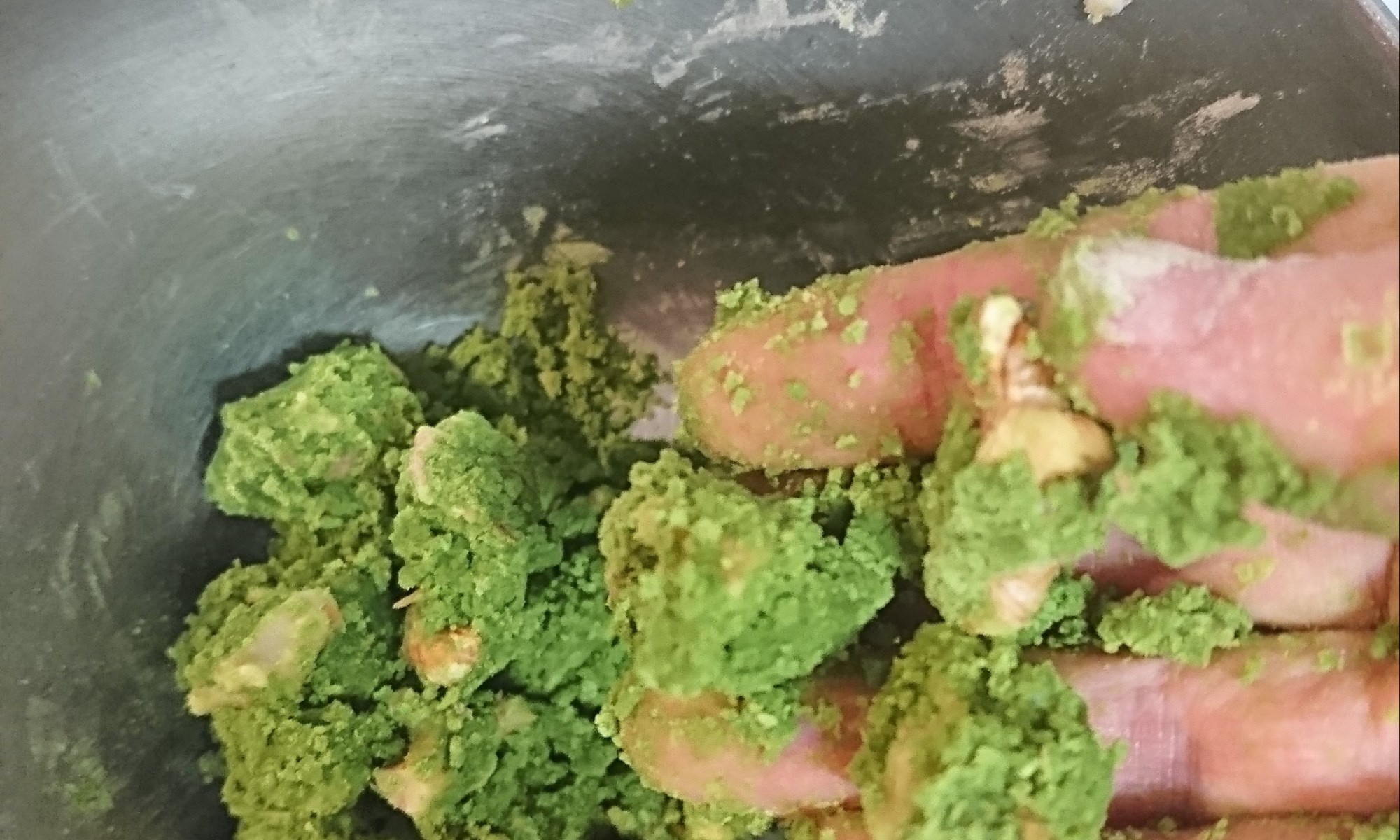 ボウルの中で抹茶クランブルの完成