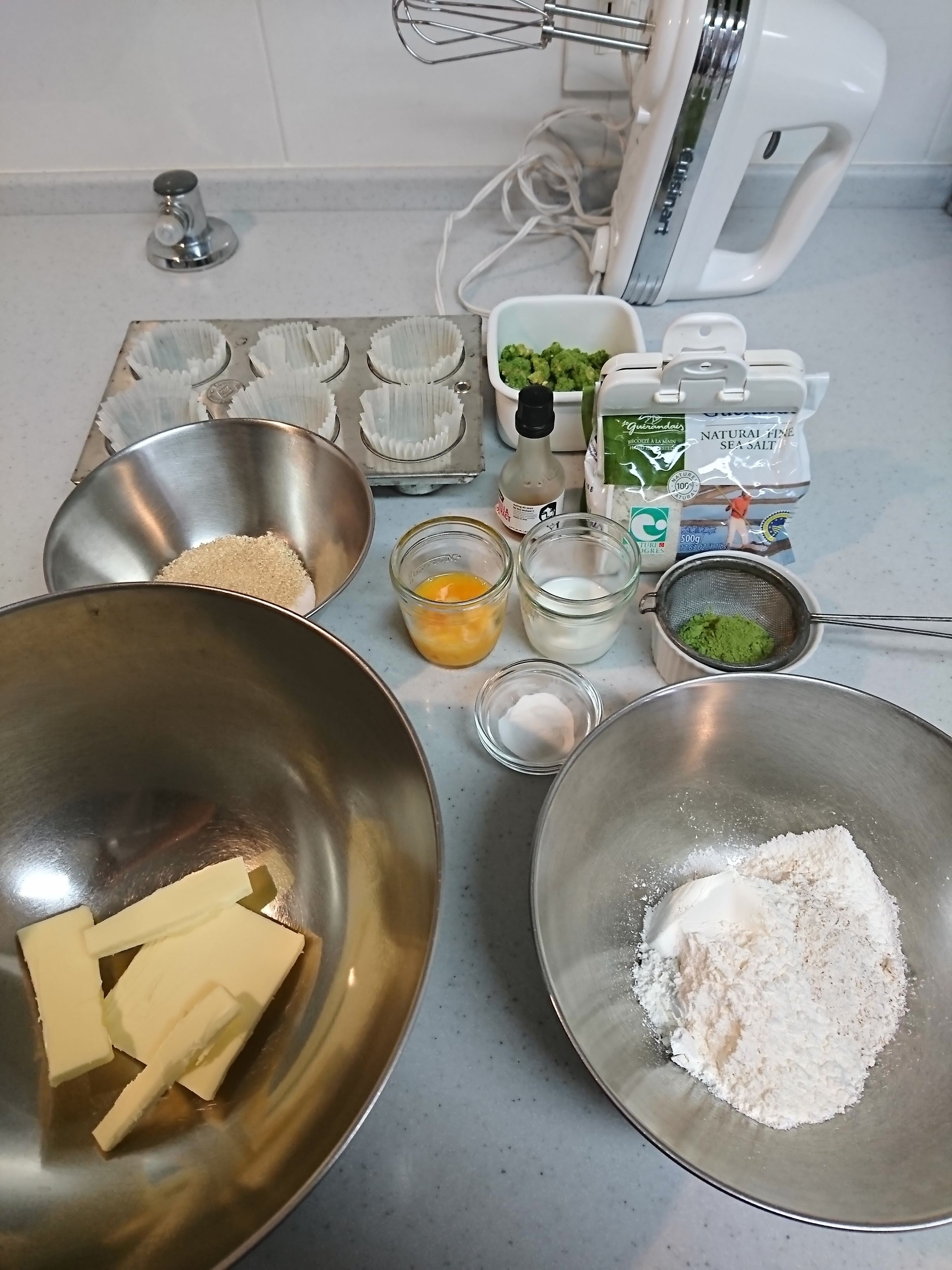 計量された菓子材料がカウンターに並んでいます。