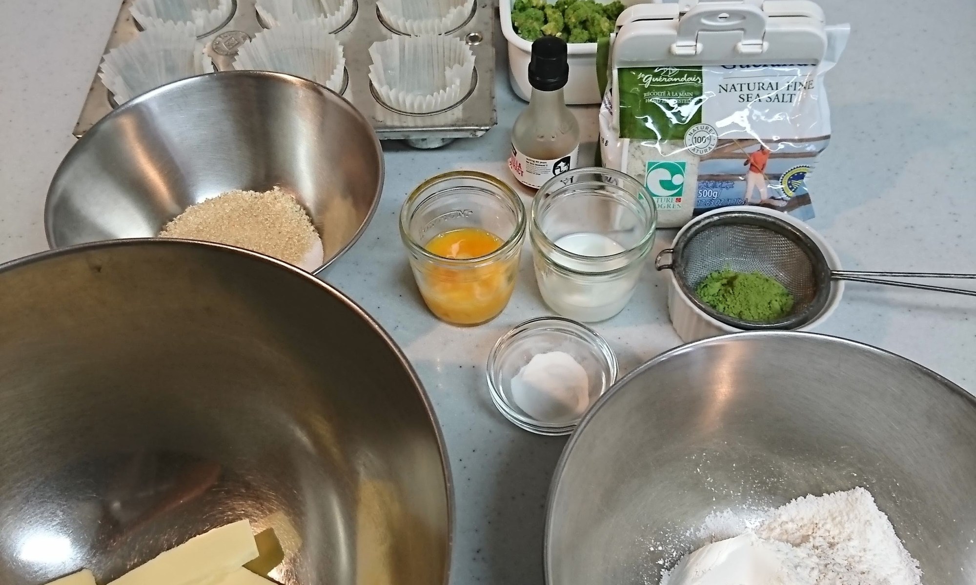 計量された菓子材料がカウンターに並んでいます。