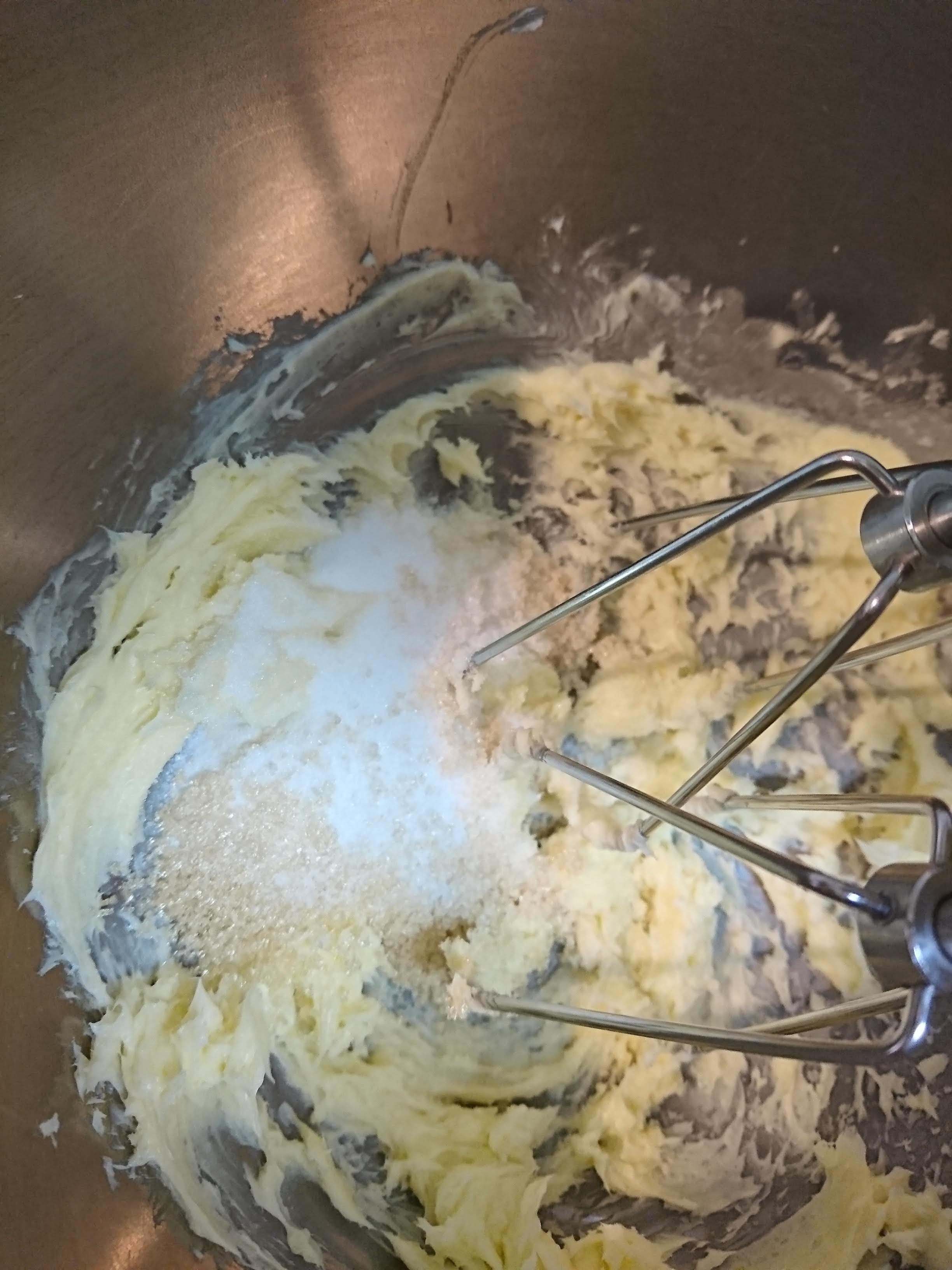 ボウルに練ったバターと砂糖が入りハンドミキサーで混ぜています。