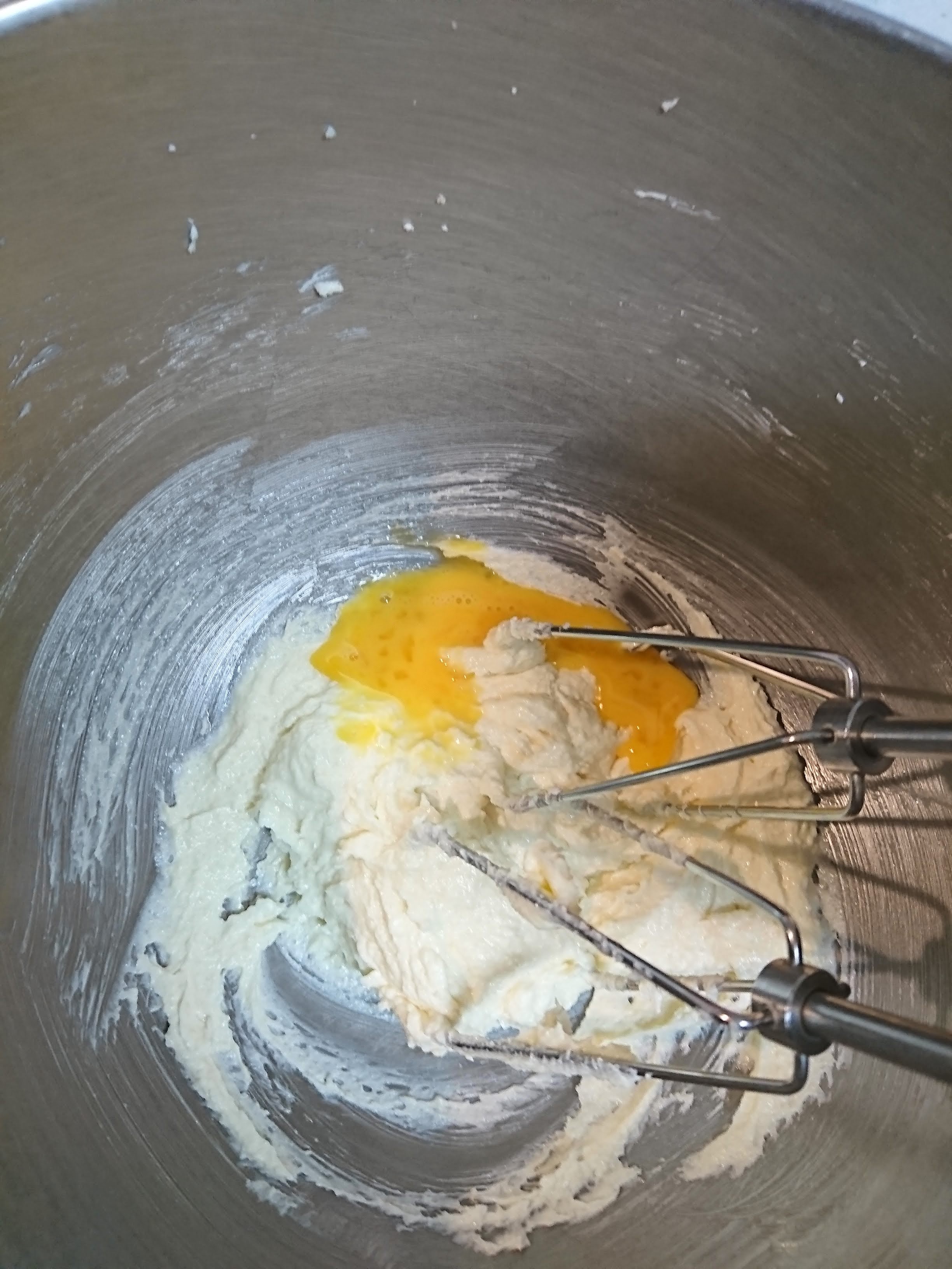 ボウルに卵液をプラスしハンドミキサーで混ぜています。