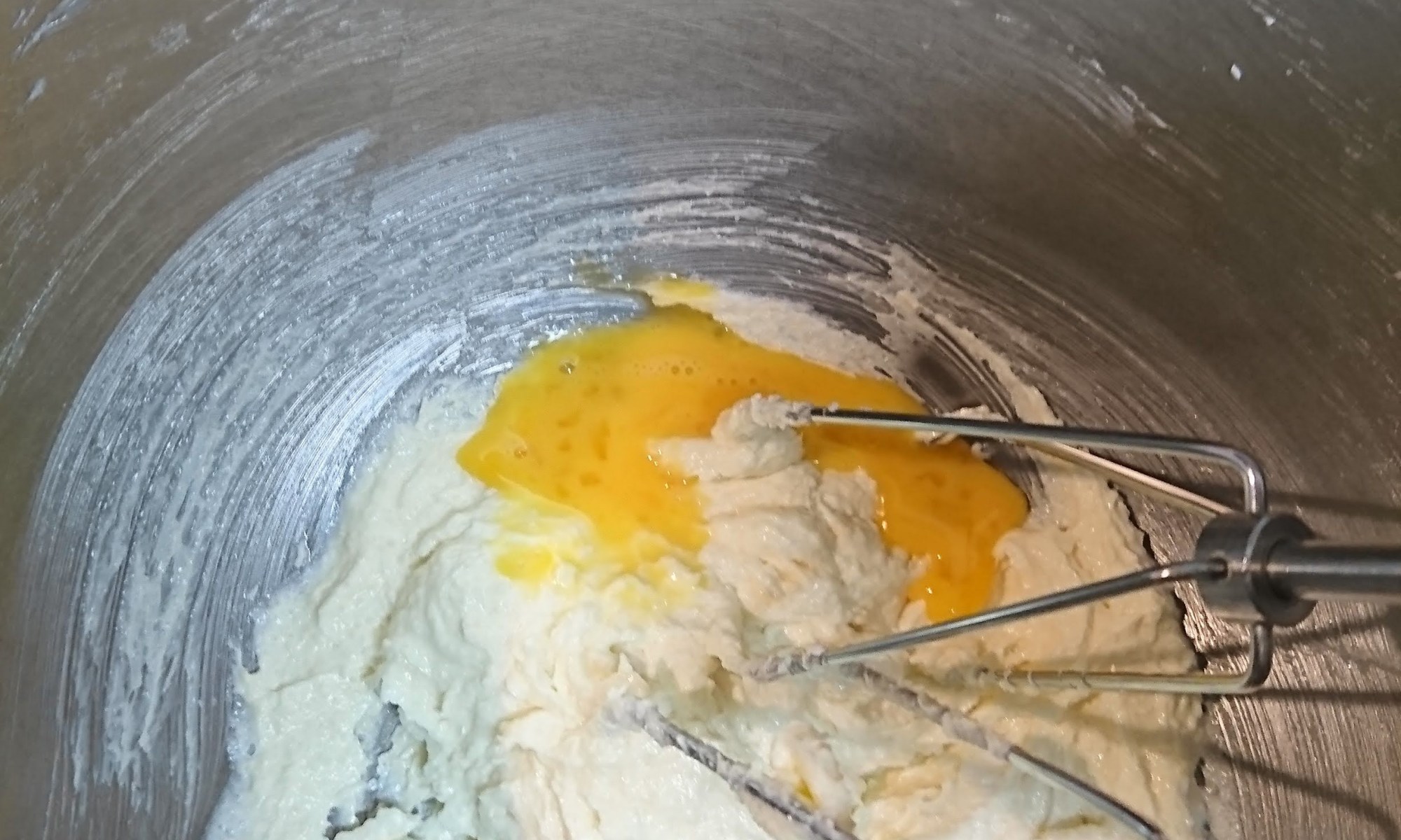 ボウルに卵液をプラスしハンドミキサーで混ぜています。