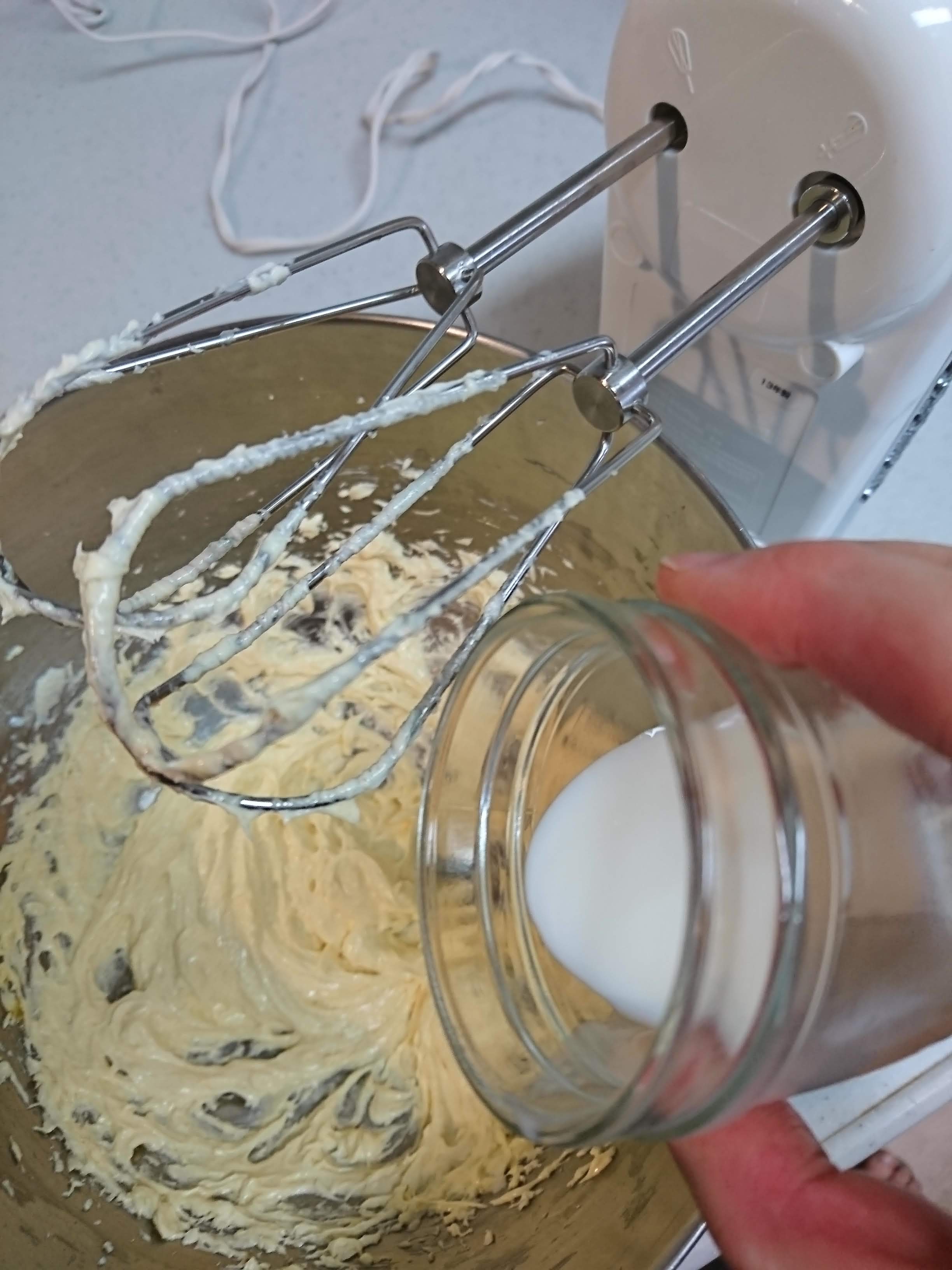 生地の入ったボウル中に謬乳を加えている。