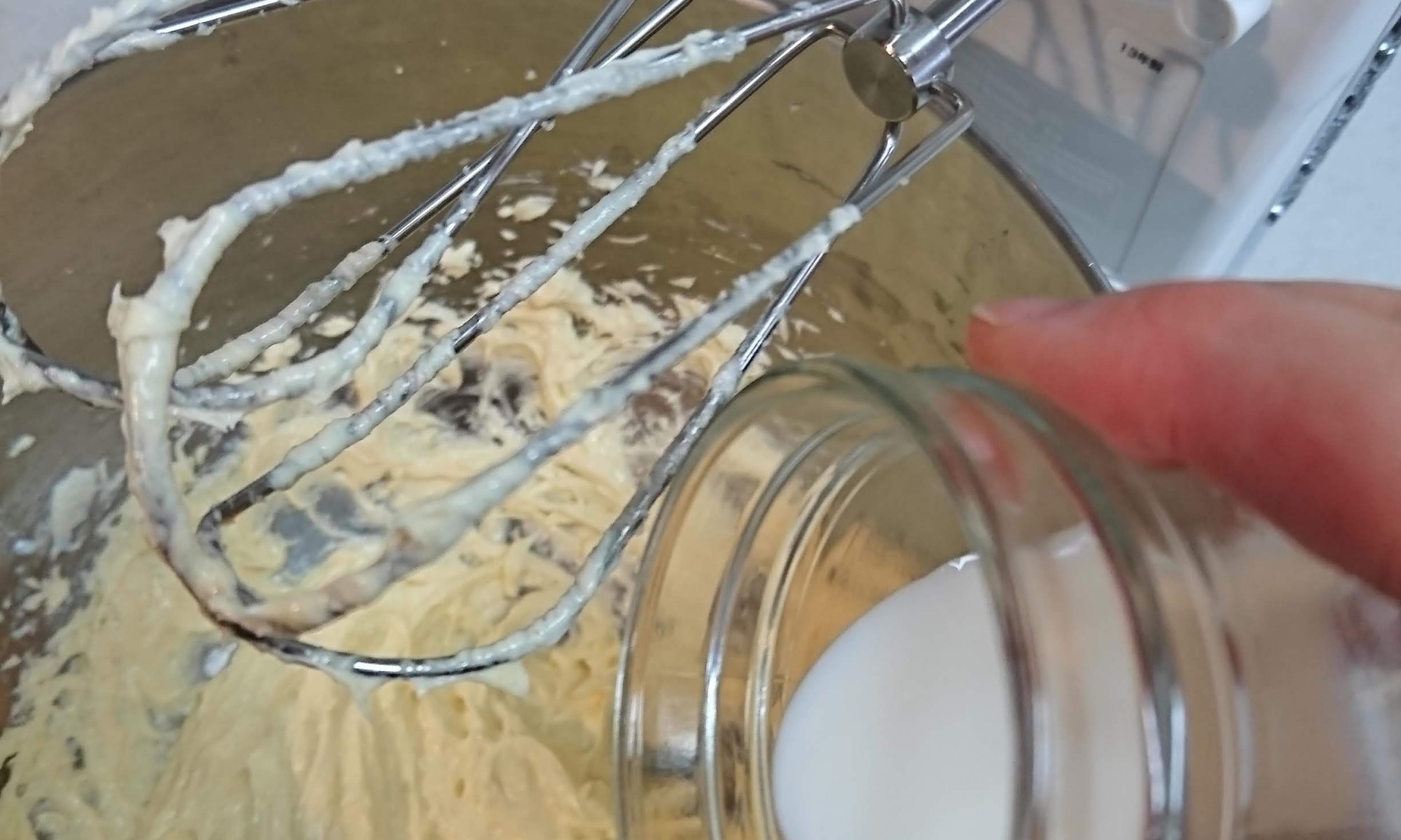 生地の入ったボウル中に謬乳を加えている。