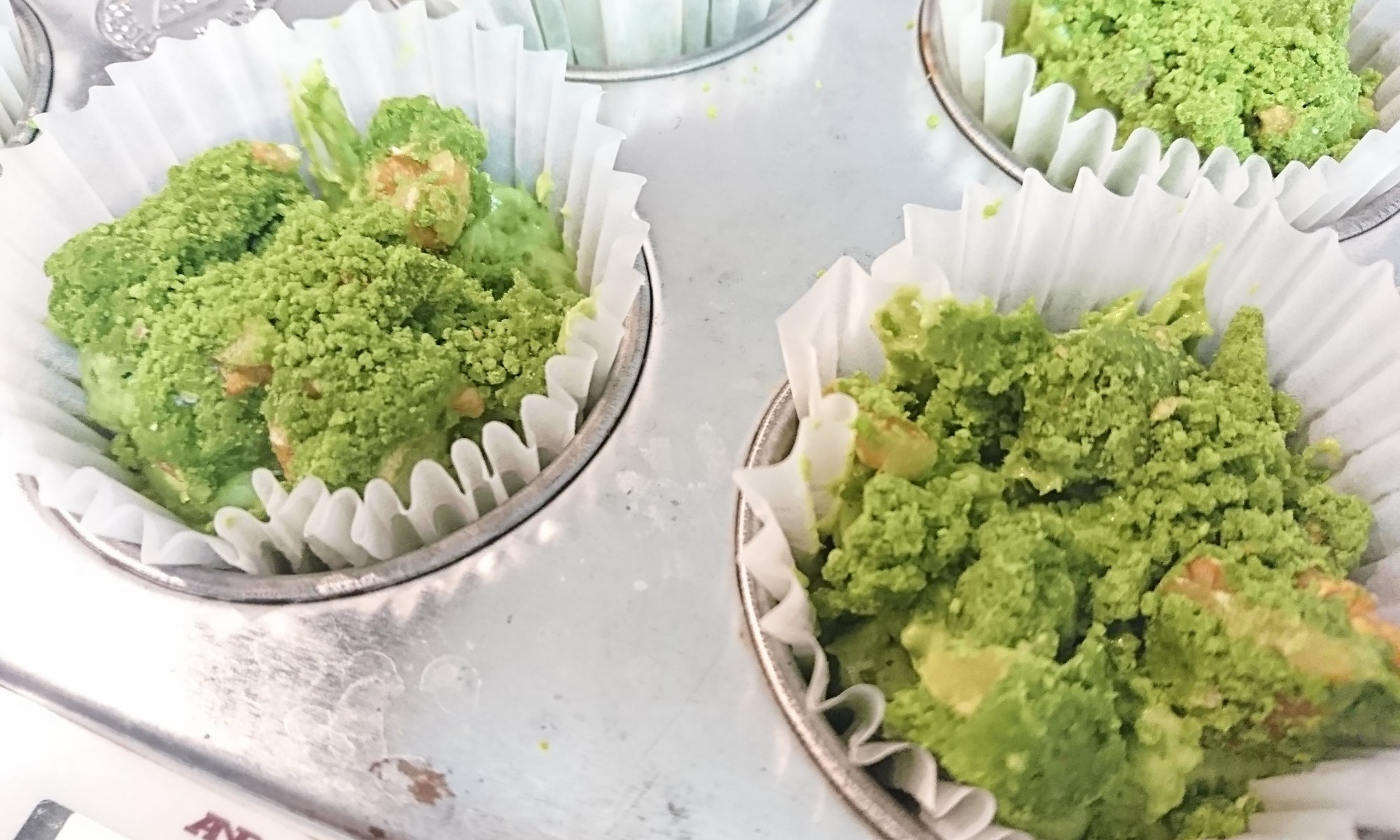 型に生地を流しクランブルをのせたものが並んでいます。