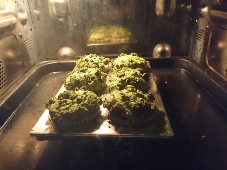 オーブンの中でカップケーキ焼いています。